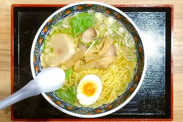 北海道ラーメン探訪】新千歳空港や札幌駅でも味わえる! 函館名物あっさり系塩ラーメンの老舗『あじさい』