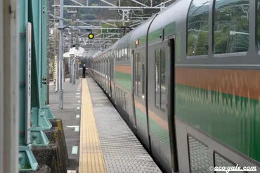 東海道線の無人駅「根府川駅」を眺める