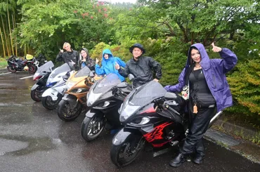 雨にも負けず「おかえりなさい」 隼駅まつりにライダー集結（日本海新聞） 