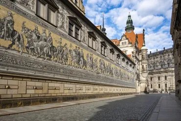 ザクセンの歴史を巡る「ドレスデン城(Residenzschloss Dresden)」。マイセン磁器のタイルで描かれた壮麗な壁画を鑑賞