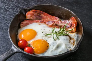 フライパンひとつで簡単に作れるキャンプ飯をご紹介 