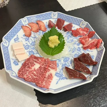 霜降りの馬刺しに加え、様々な希少部位が一度に楽しめる『馬刺六種盛り』！【馬料理専門 天國 本店】(熊本県熊本市) 