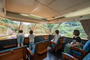 まるで遊園地!? キッズはもちろんママも大満足の観光列車「特急 あそぼーい！」