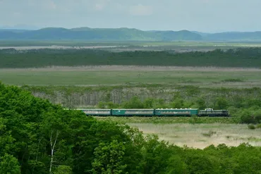 くしろ湿原ノロッコ号」 -雄大な釧路湿原の中をゆっくりと走り抜ける観光列車。車窓に映る美しい大自然の風景と心地よい爽やかな風とともに(THE列車)