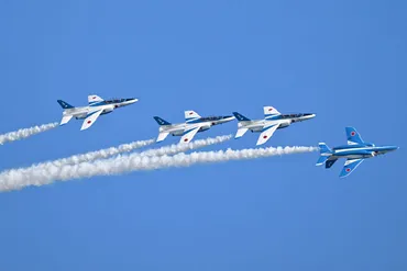 ブルーインパルス、秋晴れにハートやダイヤモンド描く 写真特集・入間航空祭25万人来場(1)