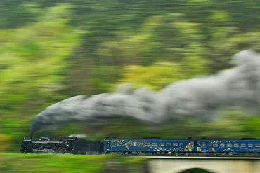 中井精也氏とSL銀河号が織りなす鉄道写真の世界？SL銀河号と宮守川橋りょうの夜桜、写真家・中井精也氏の世界