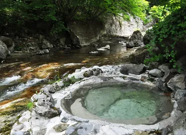 【福島県・大丸あすなろ荘】秘湯？渓流露天風呂と自噴泉岩風呂の魅力とは？大丸あすなろ荘の温泉体験：渓流露天風呂、自噴泉岩風呂、泉質、日帰り入浴情報