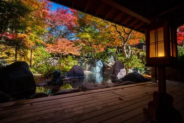 紅葉の秘湯】文化財の名建築を紅葉が彩る 群馬・法師温泉 長寿館