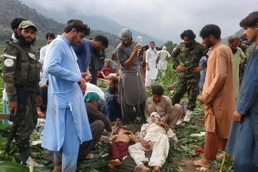 アフガニスタン東部の地震、死者800人に 救助隊が被災者救出に奔走