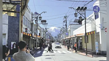 富士山にオーバーツーリズム、商店街交差点には１日４０００人超…無断駐車や車道撮影など問題に : 読売新聞