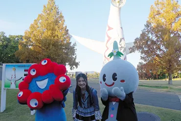 ミャクミャク様が万博公園に出現、花びらまいてアートが完成