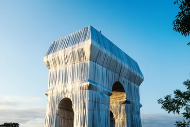 クリスト&ジャンヌ=クロードによる、パリの凱旋門を包むアート「L゛Arc de Triomphe, Wrapped」が公開。亡くなった作家の意思を継ぎ政府機関等の協力もあり実現された作品を、製作段階の様子を含め紹介