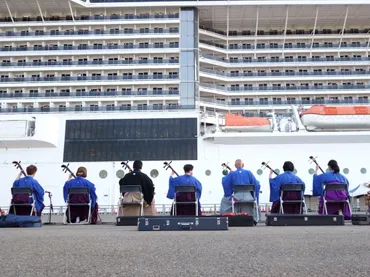 金沢に大型クルーズ船が寄港 出航時に三味線でお見送り