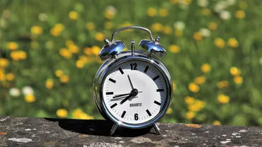 サマータイム（DST）って何？2025年のアメリカの動向と廃止の議論？2025年のアメリカにおけるサマータイム：実施期間、影響、注意点