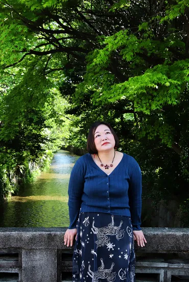 官能は人の闇 舞台装置がそろった古都と相性がいい:朝日新聞
