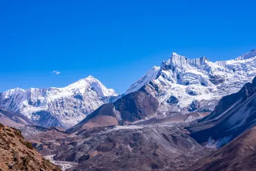 エベレスト登山とは？世界最高峰への挑戦と環境問題について(？マーク)エベレストの魅力と課題：標高と環境問題
