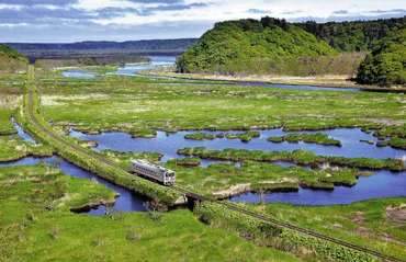 湿原や海食崖続く135キロ…JR花咲線(北海道根室市など) : 読売新聞
