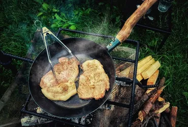 ソロキャンプ用フライパン選び！素材・サイズ・種類を徹底解説？ソロキャンプを快適にするフライパンの世界