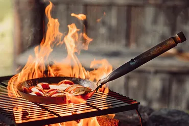 焚き火での高温料理をワイルドに。スウェーデン発の折り畳み式フライパンに注目。