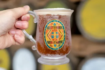 魔法使いの飲み物バタービールはスタジオツアー東京でも飲める! 世界最大のバタービールバーで口髭を 「スタジオツアー東京 メイキング・オブ・ハリー・ ポッター」