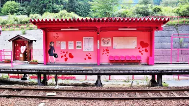 日本のユニークな駅】鳥取県にある゛恋が叶う゛と噂の「恋山形駅」は想像以上にピンク色した駅だった(旅人間)