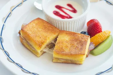 ホテルニューグランドの朝食】 甘じょっぱいモンテクリストサンド 漆黒のトーストと究極の目玉焼きも