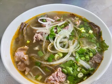 ブンボーフエ: ベトナム中部の奥深い味わい！その魅力を徹底解説？フエ発祥の絶品麺料理ブンボーフエの世界