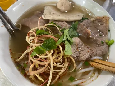 辛味は後入れ、多彩なお肉のブンボーフエ（Bun Bo Hue O Uong ハノイ） 