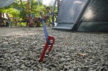 スムーズなテント設営はペグのチョイスが9割。【地面に応じて ...