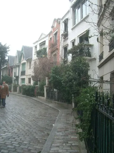 Villa Leandre. 一軒家風の家が立ち並ぶパリでも例外的な一角 ...