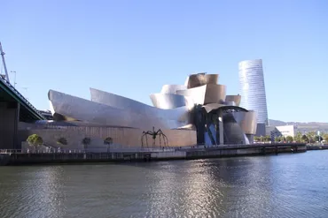 フランク・O・ゲーリー設計の「グッゲンハイム・ビルバオ ...