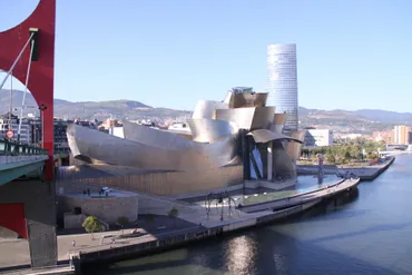 最も賞賛されるべき現代建築の一つ。フランク・O・ゲーリー設計 ...