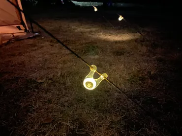 100円で買えるキャンプの安全対策】テントロープにつけるLED ...