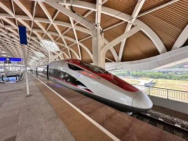 ジャカルタ・バンドン高速鉄道「Whoosh」徹底ガイド：快適な旅の秘訣とは？（ジャカルタ、バンドン、高速鉄道？)東南アジア初！ジャカルタ・バンドン高速鉄道「Whoosh」体験レポート