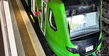 バンドンへの最終乗り継ぎ！フィーダー列車でパダラランから ...