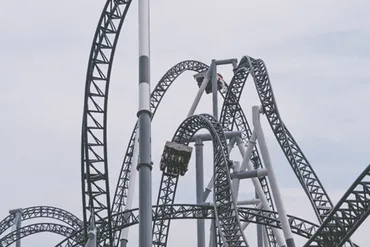 富士急ハイランドの絶叫優先券、賢く楽しむための完全ガイド！(？)富士急ハイランド、待ち時間短縮の秘訣！ 絶叫優先券の全て