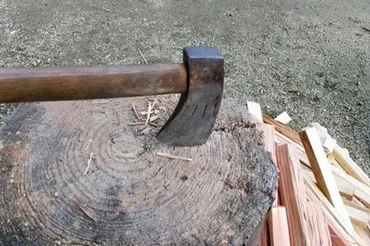 ワークマンの『TANOSHIBI軽量ハンドアックス』はキャンプ初心者に最適？1,780円で買える！ワークマンのコスパ最強手斧