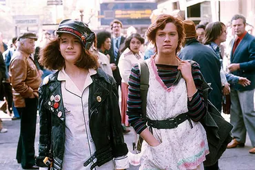 『タイムズ・スクエア』は何を伝えたかった？友情と音楽と自由を求めた少女たちの物語とは？自由を求めた少女たちの青春映画『タイムズ・スクエア』