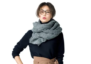 ストールの多機能性とは？旅と冬の着こなしを格上げするストール活用術とは？旅にも普段使いにも！ストールを使いこなす着こなし術を徹底解説