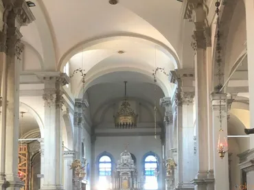 ヴェネツィアの斜塔がシンボル。ブラーノ島、サン・マルティーノ教会 – イタリア観光ガイド