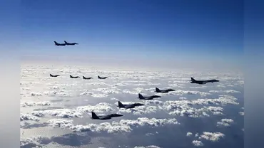 北朝鮮が恐れているとされる戦略爆撃機Ｂ１Ｂ、日米韓の戦闘機の護衛で半島南部を訓練飛行 : 読売新聞