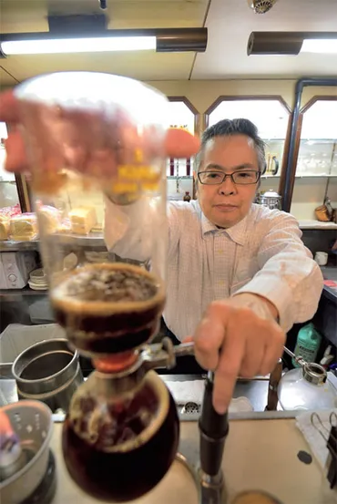 直火式自家焙煎による絶品コーヒーと美味なるケーキ『アロマ珈琲』