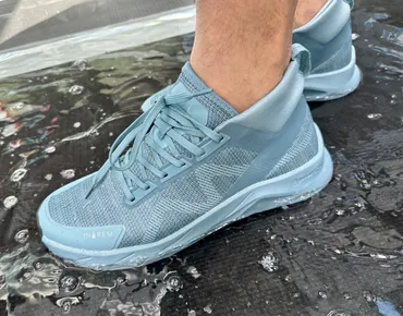 ワークマン新作発表会で担当者が猛プッシュしていた「軽くて蒸れない防水ランニングシューズ」がヤバい！ ハイバウンスレインシューズ（2900円） 