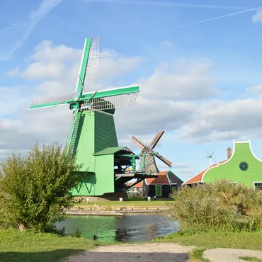 アムステルダムから日帰り旅行！ザーンセスカンス風車村の魅力とは？絵画のような風景が広がるオランダの村