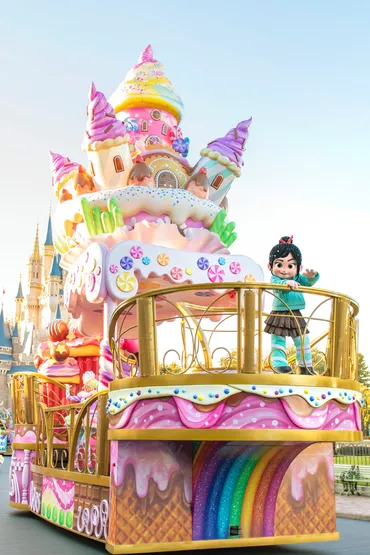 映画『シュガー・ラッシュ』のヴァネロペが、お菓子のお城みたいなフロートで登場！東京ディズニーランド®にて新パレード「イッツ・ア・スウィーツフルタイム！」が開催中♪  
