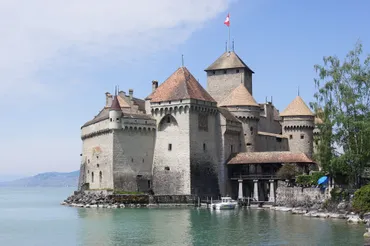 アリエルが夢見るお城！ディズニー映画『リトルマーメイド』の舞台♡スイスのシヨン城 