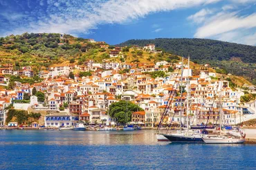 あのミュージカル映画の舞台にもなったギリシャの穴場スコペロス島が美しすぎる！ 