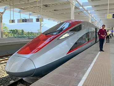 現場ウオッチ】インドネシアで発進 高速鉄道「ウーシュ」 