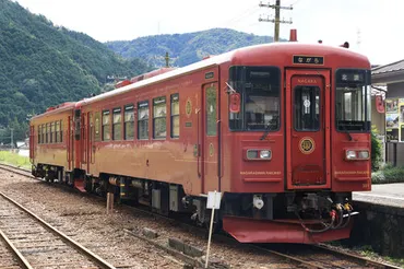 【長良川鉄道の旅】観光列車「ながら」と郡上八幡、終着駅北濃駅を満喫！鉄印集めも - 岐阜県のローカル線を巡る旅？長良川鉄道の魅力：観光列車「ながら」と鉄印、郡上八幡の歴史、北濃駅の風情、そして温泉