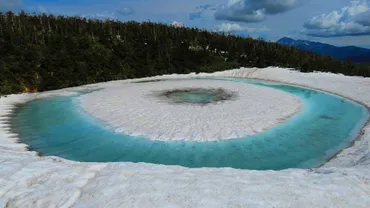 岩手・八幡平温泉郷「八幡平ドラゴンアイ」鏡沼の神秘的な青い龍の瞳！無料ガイド付きバスも便利。5月中旬～6月中旬 